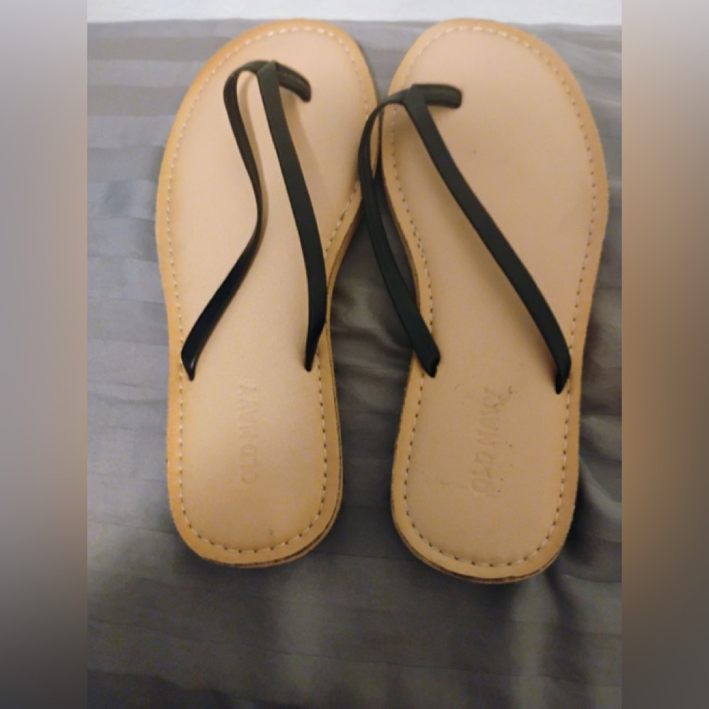Old Navy Black Tan Sandals Minimalist Flip-Flops